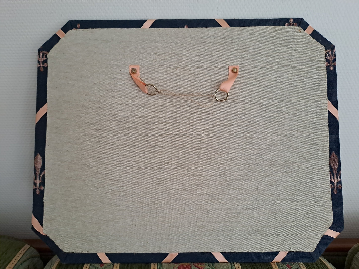 Porte Documents murale. Fleurs de lys.