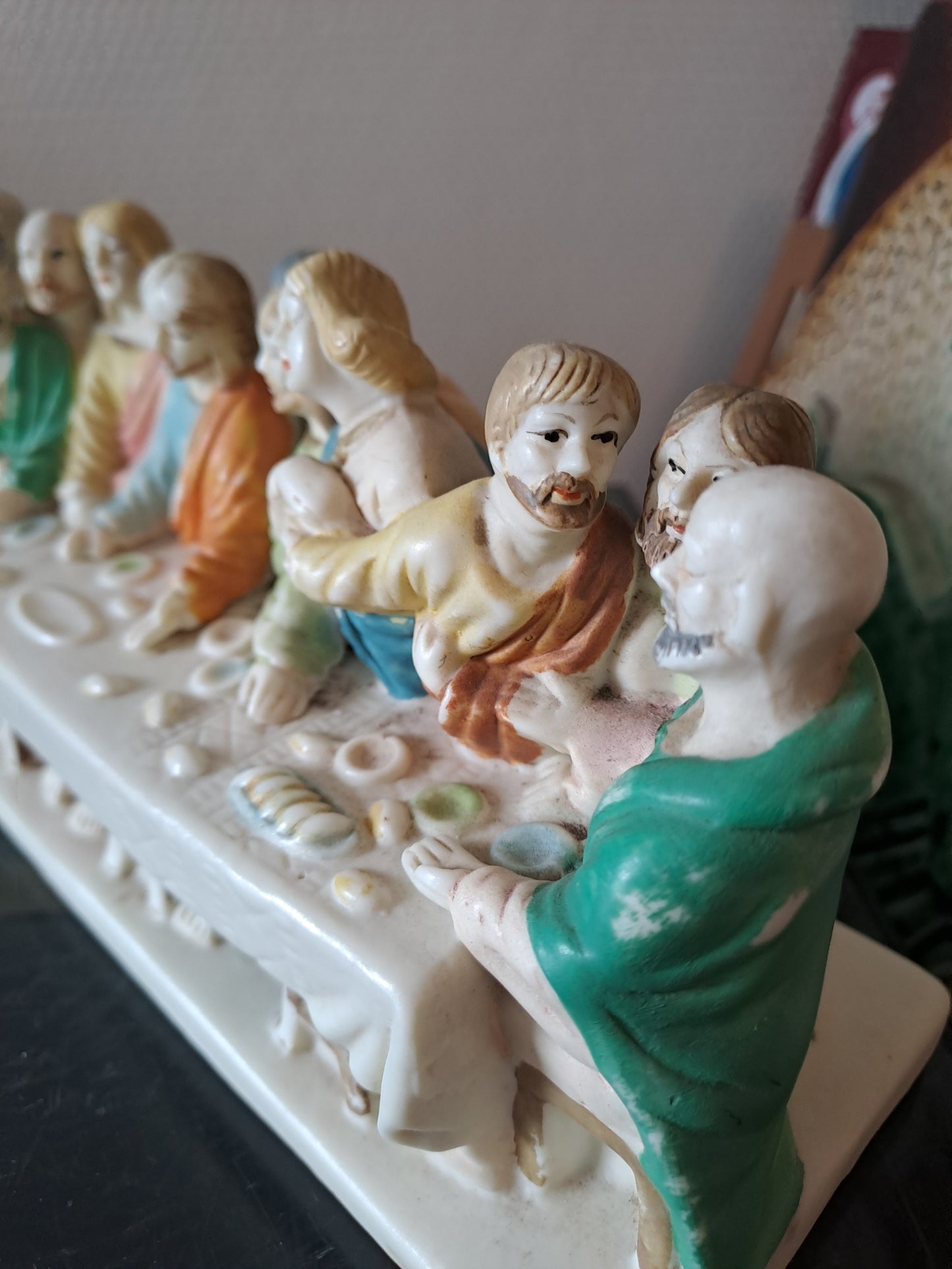 Statue Représentant La Sainte Cène En Céramique. 26.5 Cm X 11.5 Cm X 8.4 Cm.