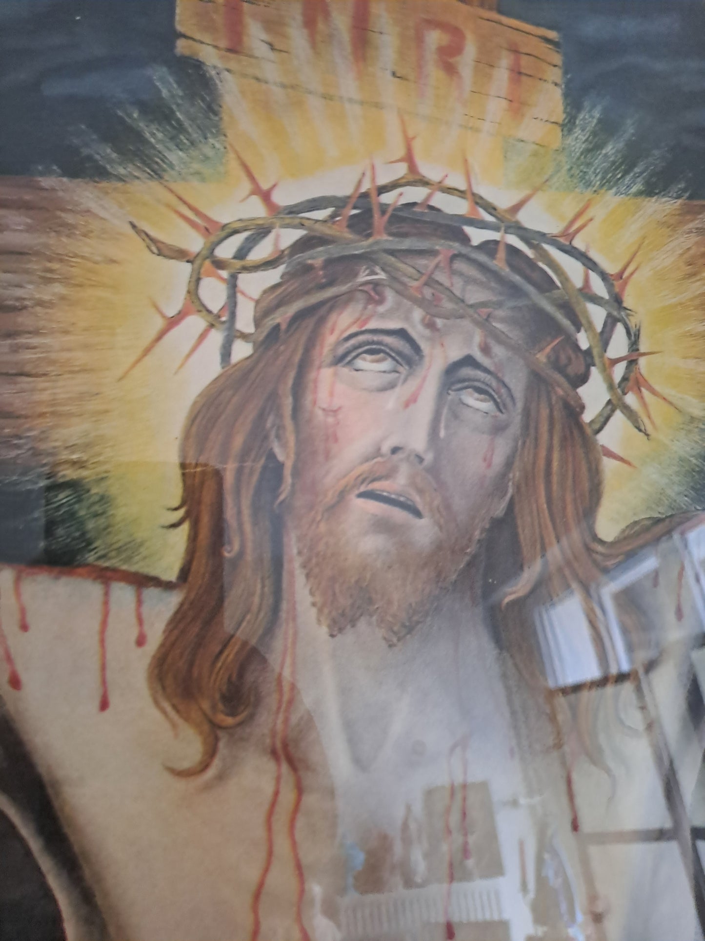 Gravure représentant Jésus-Christ crucifié. Cadre sous vitre. Ancien decoration vintage catholique.