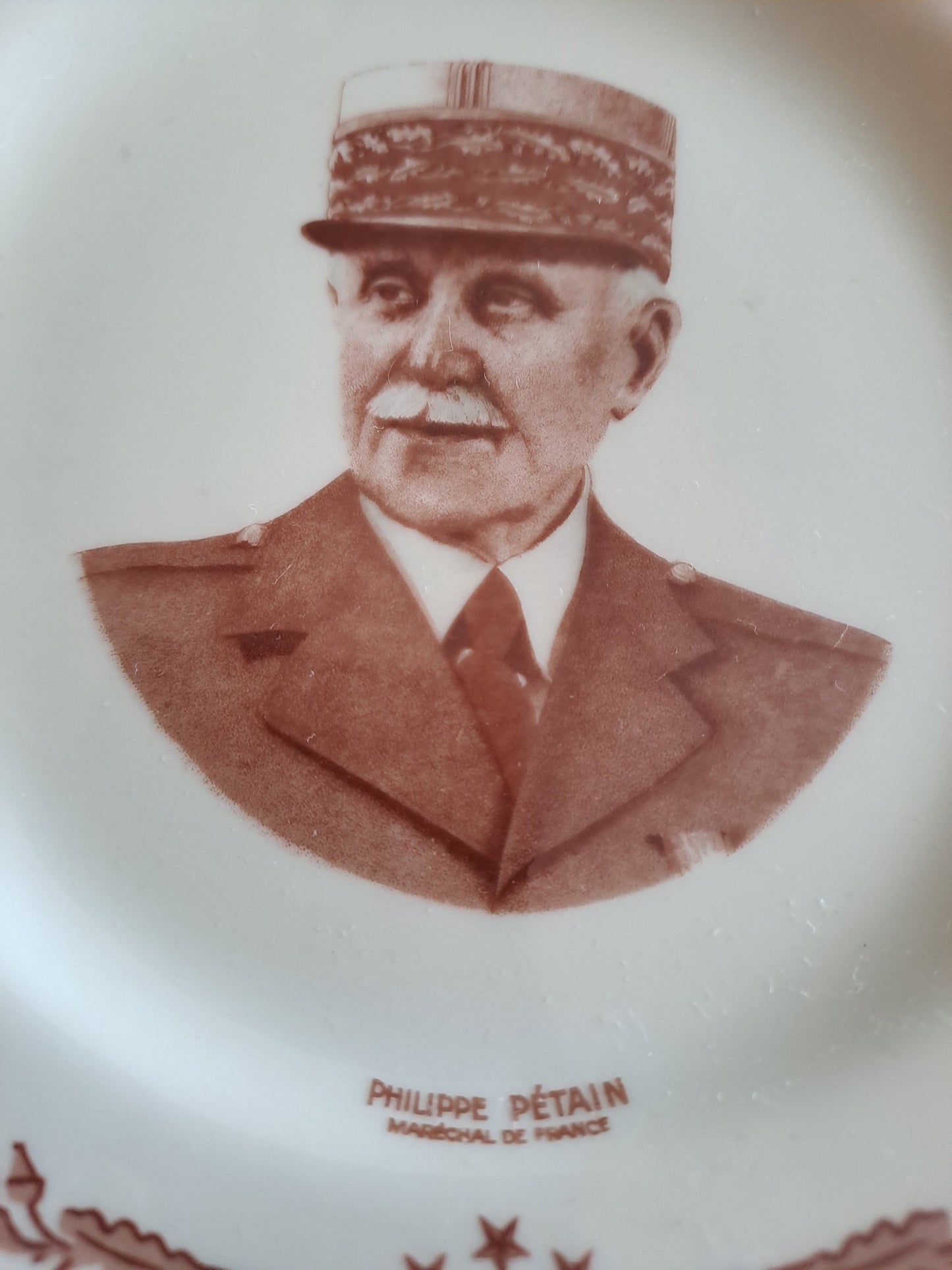 Assiette représentant Philippe Pétain en Porcelaine. Limoges France. 16 cm. 