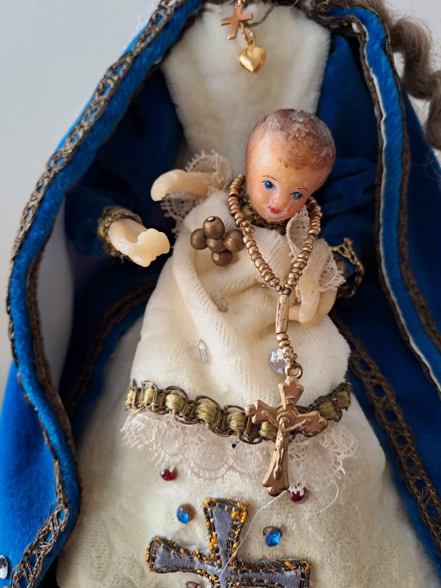 Vierge À L'Enfant Jésus en cire sous globe.