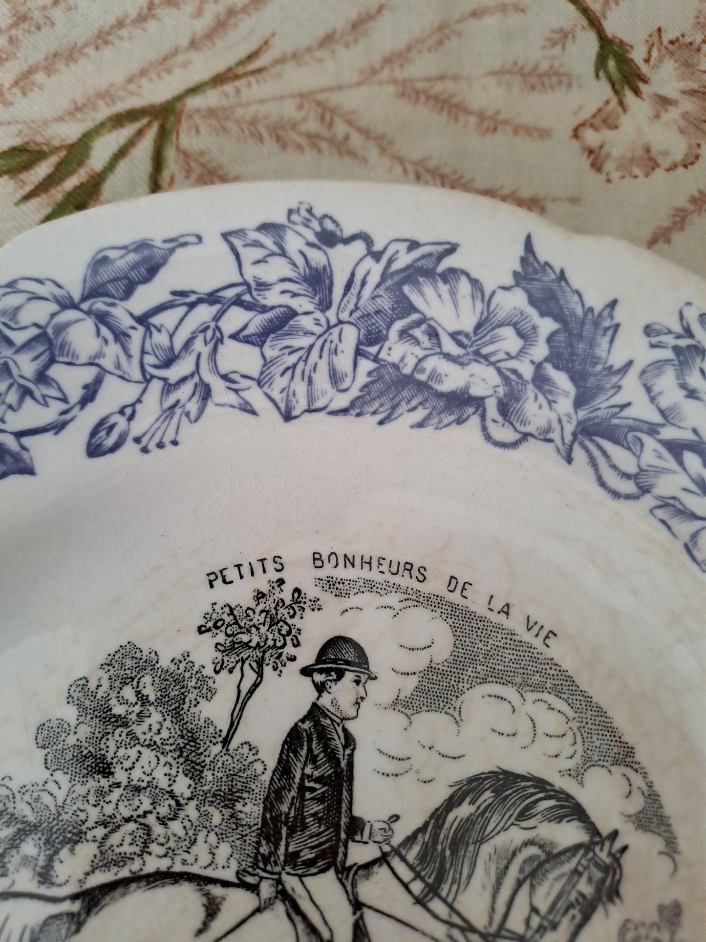 Assiette décorative Parlante. N°7. Les petits bonheurs de la vie. H. B. Choisy Le Roi.