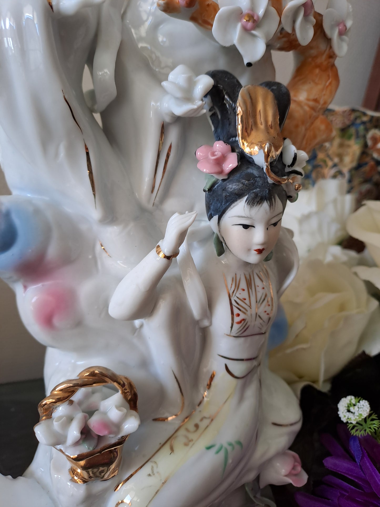 Statue geishas. Porcelaine et biscuits. Pied de lampe.