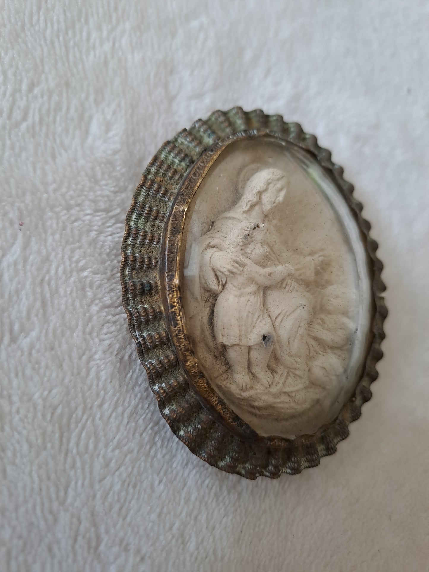 Médaillon. Sainte-Vierge Marie accompagnée de Jesus et de Saint Jean-Baptiste. En ecume de mer.