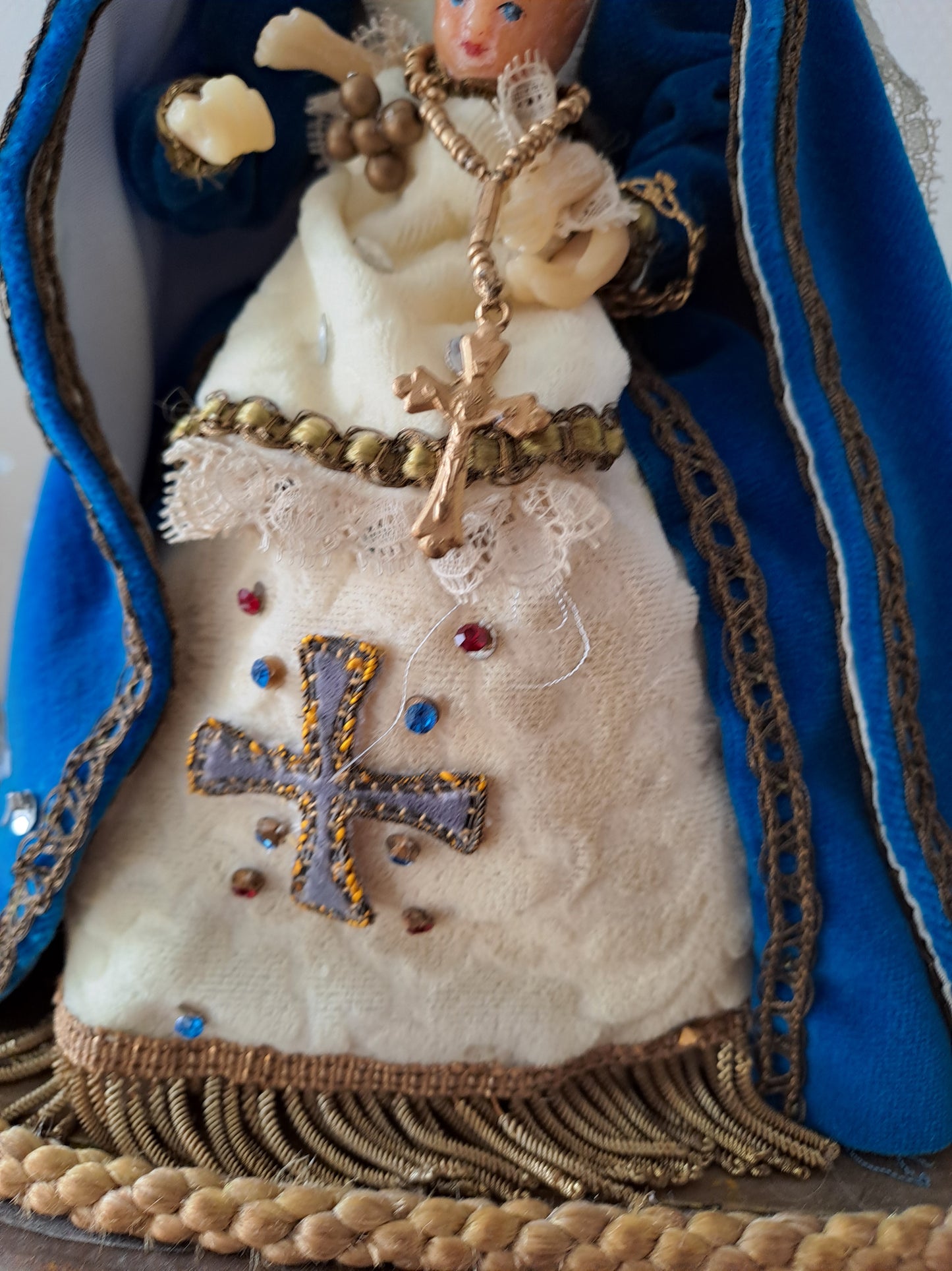 Vierge À L'Enfant Jésus en cire sous globe.