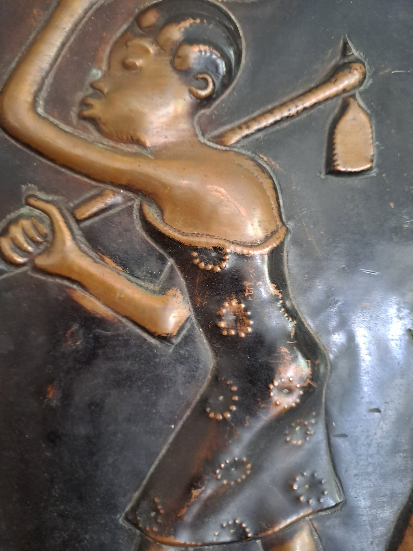 Tableau en cuivre repoussé représentant une scène africaine.