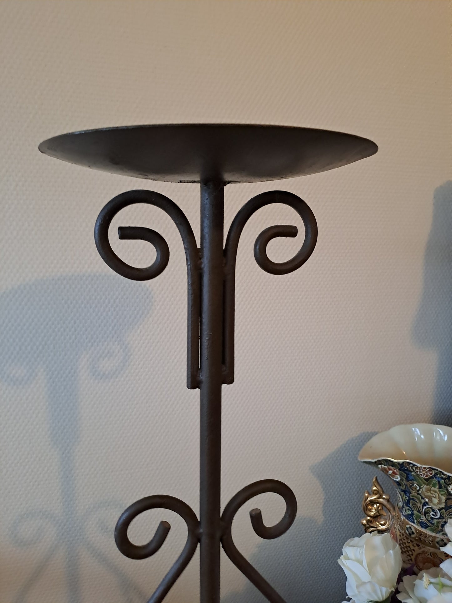 Pique-cierges en fer forgé.