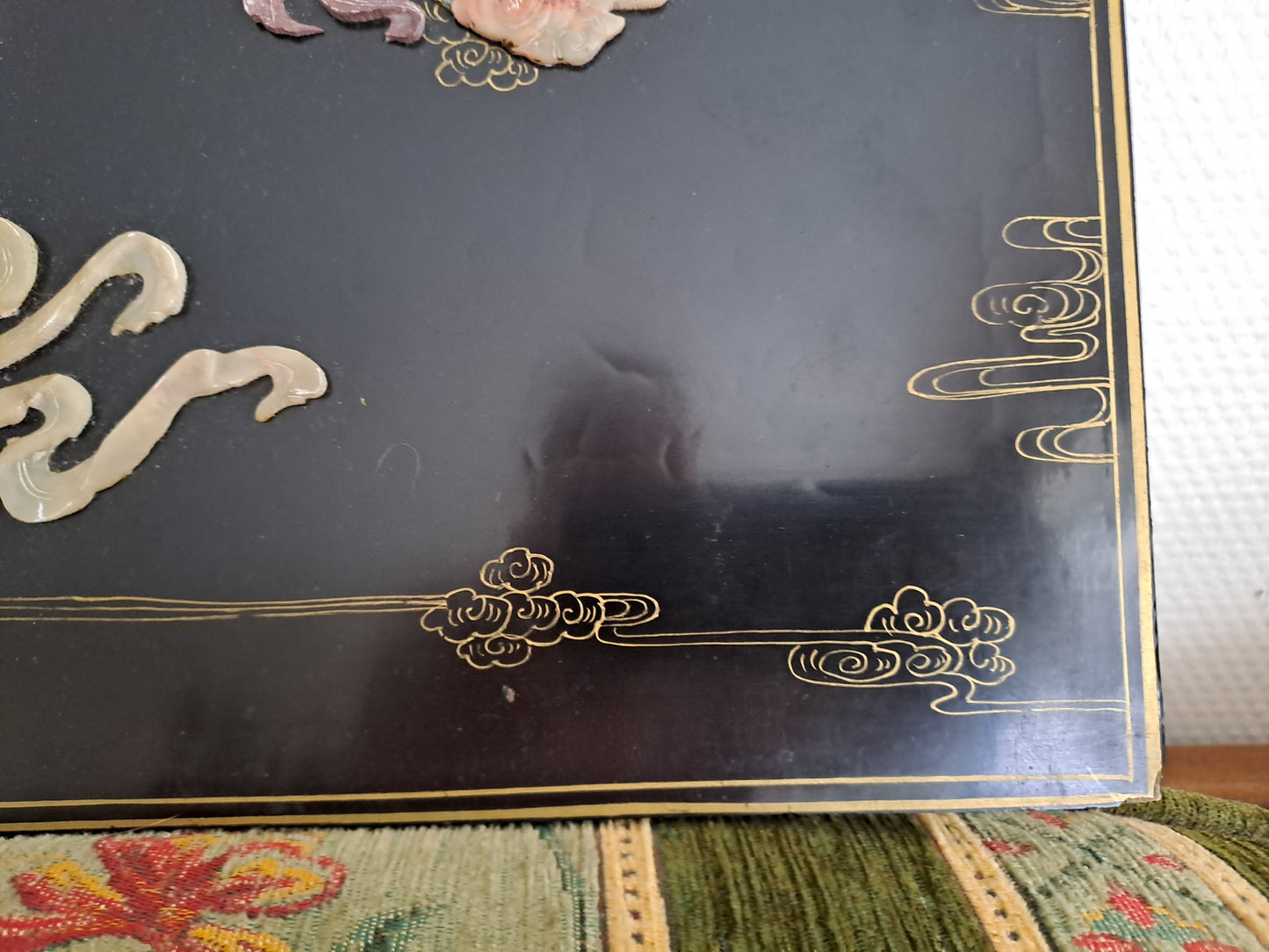 Tableau En Laque Noir Avec Incrustations. Figurant Une Scène avec Geishas.