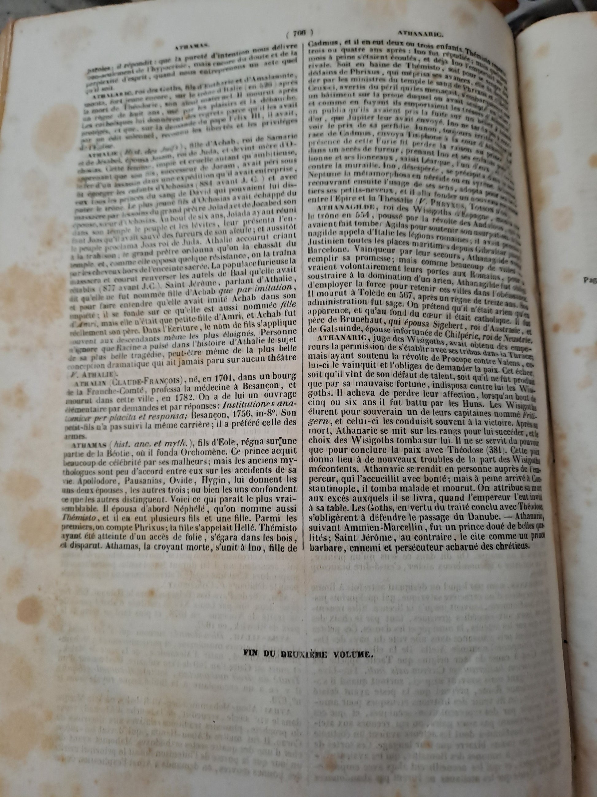 Encyclopedie Catholique.

Répertoire universel et raisonné des sciences, des sciences, des lettres, des arts et des métiers, formant une bibliothèque universelle.

Publiée sous la direction de :
De M. Abbé Glaire,
Professeur d'hébreu à la Sorbonne,
De M. Le Vte walsh,
Et d'un comité d'orthodontie.

1840.

Tome Second.

Alex. - Athan.

Ouvrage en bel état.
Jaunit, ne gênant en rien la lecture.
Les photos font offices de description.


Parent-desbarres, éditeur, Paris.