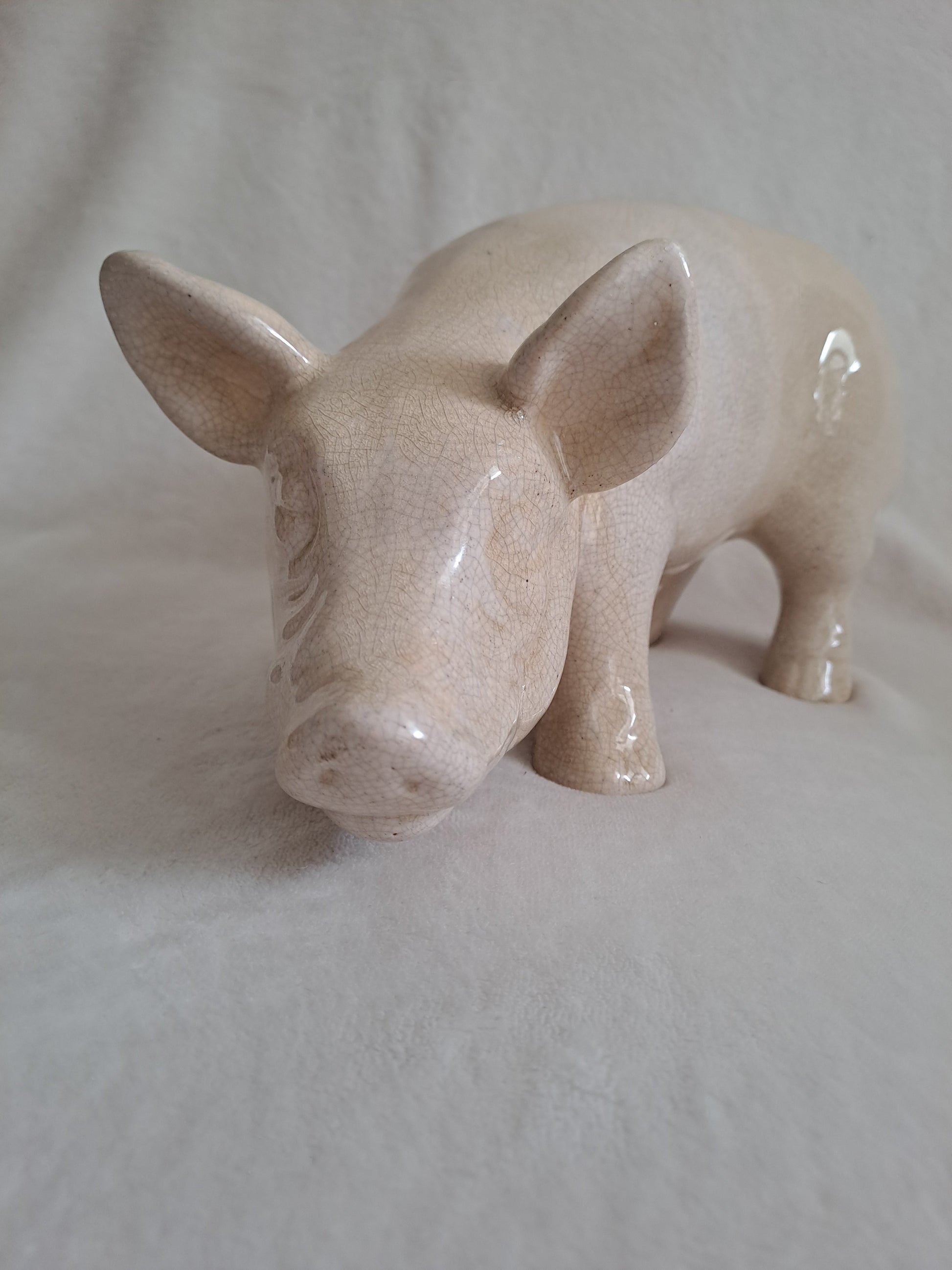 Cochon en céramique craquelée. 31 cm x 16 cm.