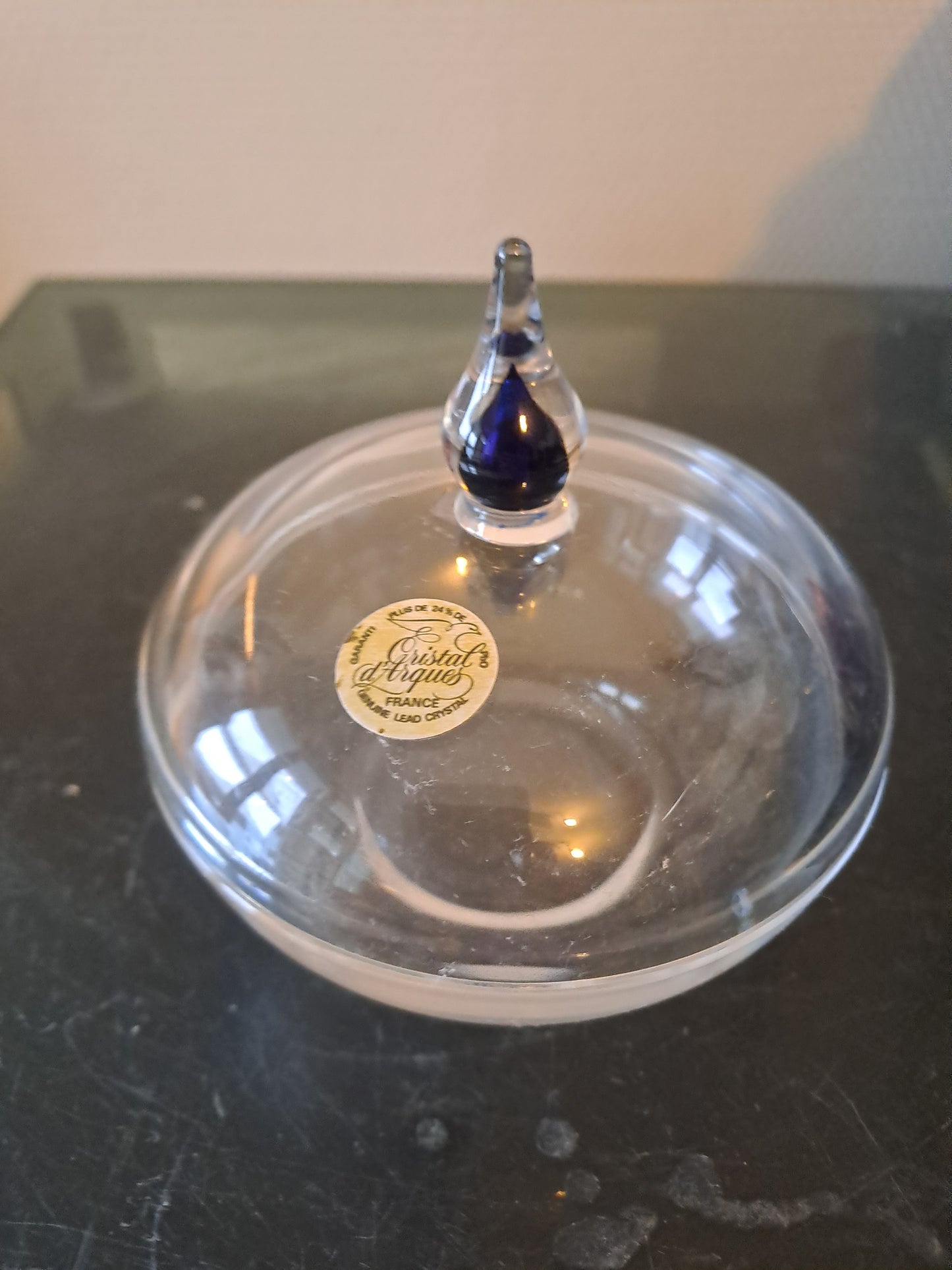 Bonbonniere en cristal d'Arques. Goutte bleu. Ancien decoration catholique.