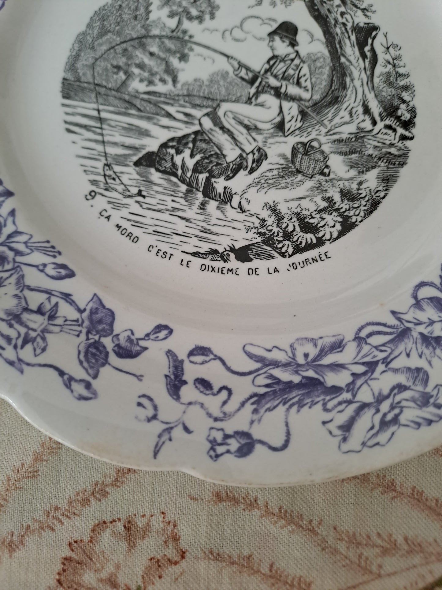 Assiette décorative Parlante. Les petits bonheurs de la vie. N°9. Faïence. Choisy Le Roi.