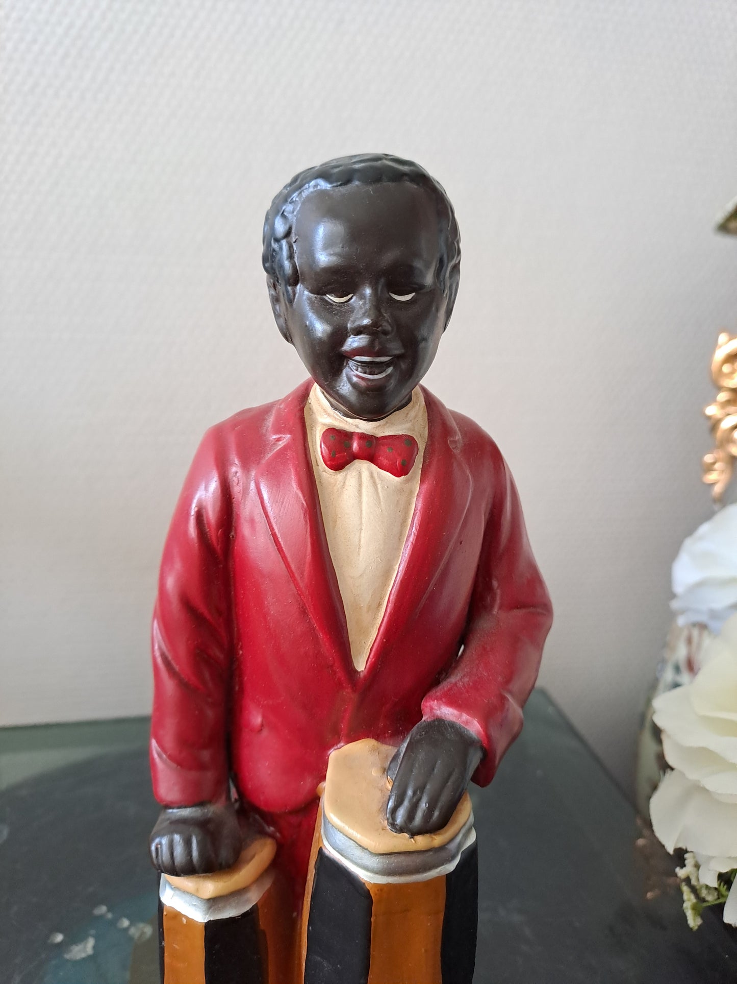 Statue en céramique. Joueur de conga.