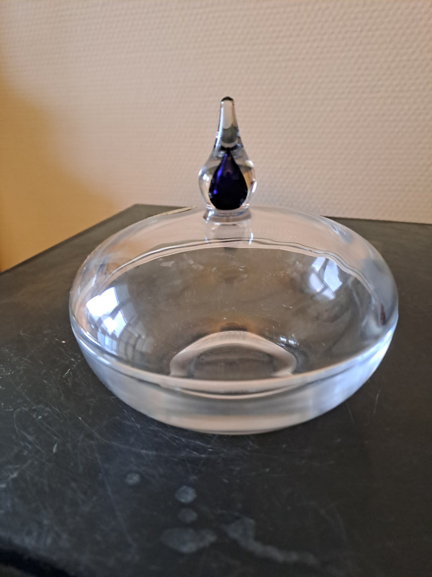 Bonbonniere en cristal d'Arques. Goutte bleu. Ancien decoration catholique.