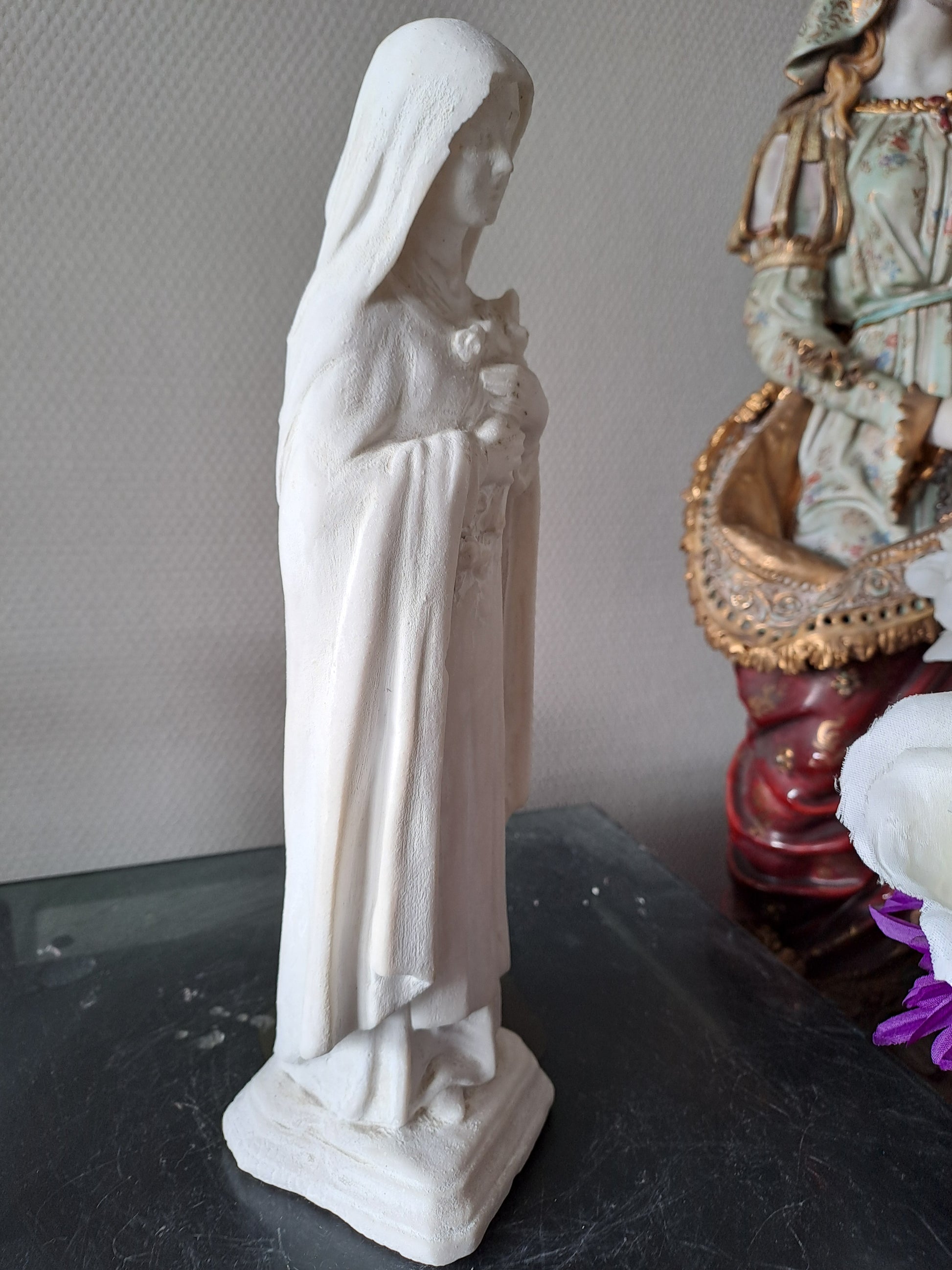 Statue représentant Sainte Thérèse De L'enfant Jesus de l'enfant Jésus de Lisieux. 30 cm. Ancien Vintage catholique. 