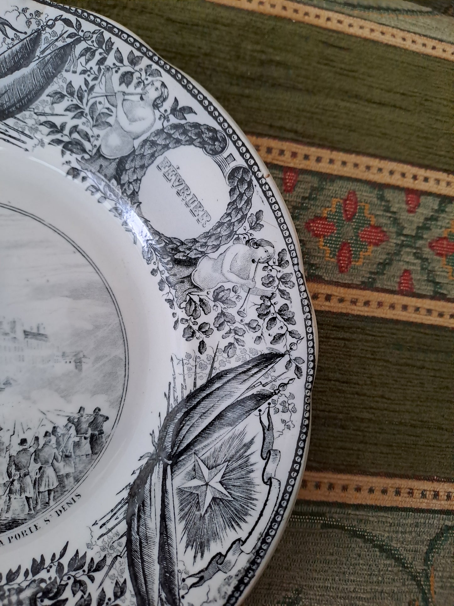 Assiette décorative représentant prise de la barricade de la porte saint Denis.