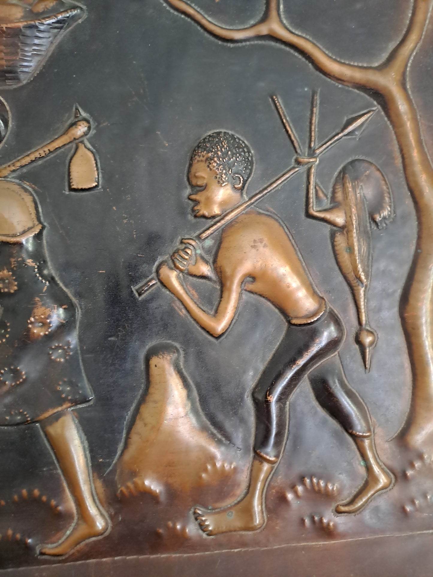 Tableau en cuivre repoussé représentant une scène africaine.