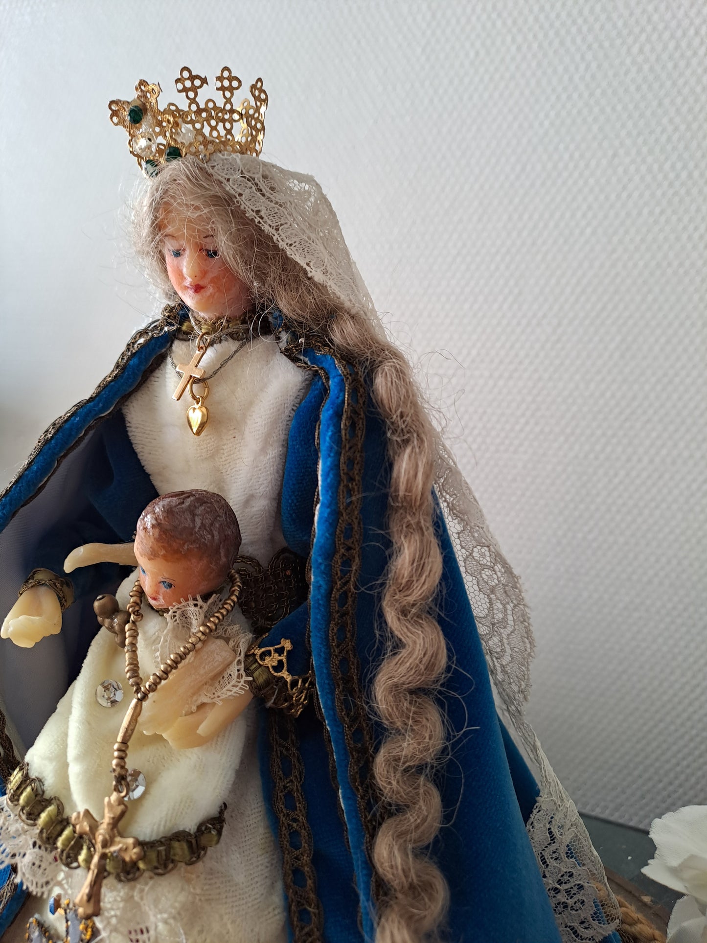 Vierge À L'Enfant Jésus en cire sous globe.
