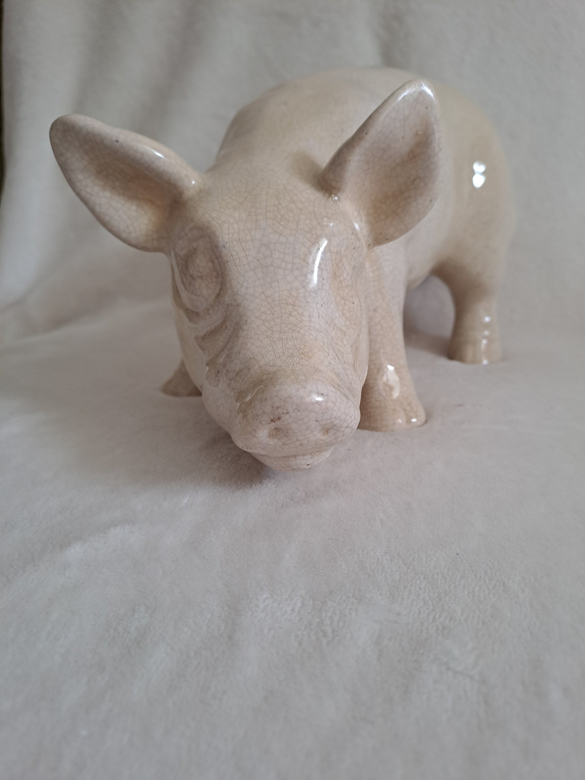 Cochon en céramique craquelée. 31 cm x 16 cm.