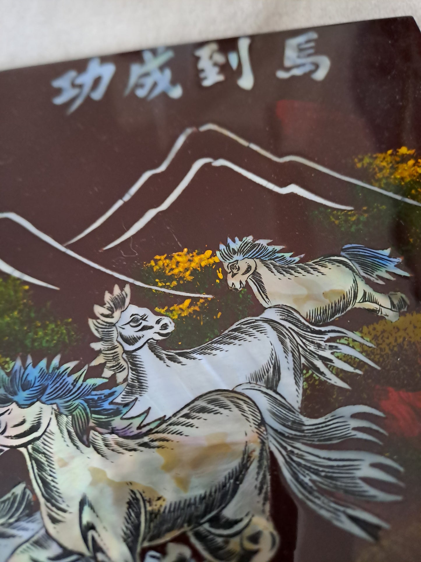 Panneau De Laque Marquetés Instration De Nacre. Chevaux aux galops. Ancien décoration vintage asie asiatique.