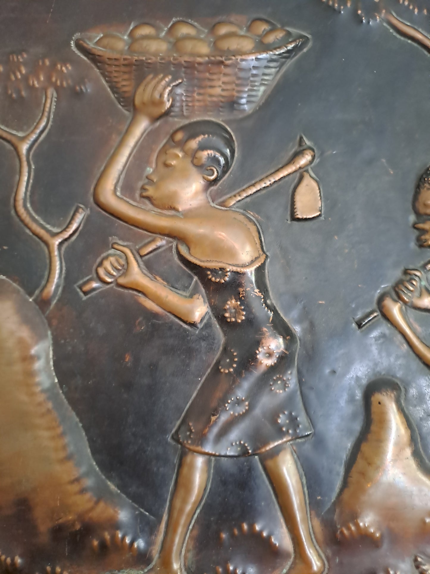 Tableau en cuivre repoussé représentant une scène africaine.