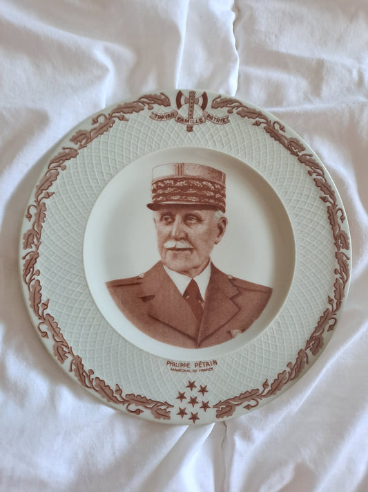 Assiette décorative représentant Philippe Pétain. Porcelaine Limoges France. 19 cm. Ancien décoration vintage