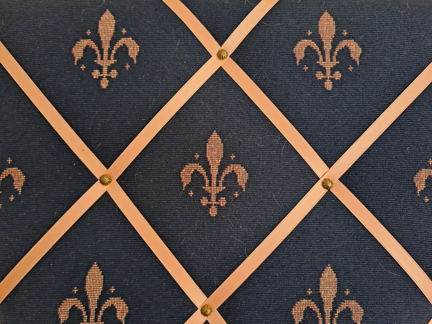 Porte Documents murale. Fleurs de lys.