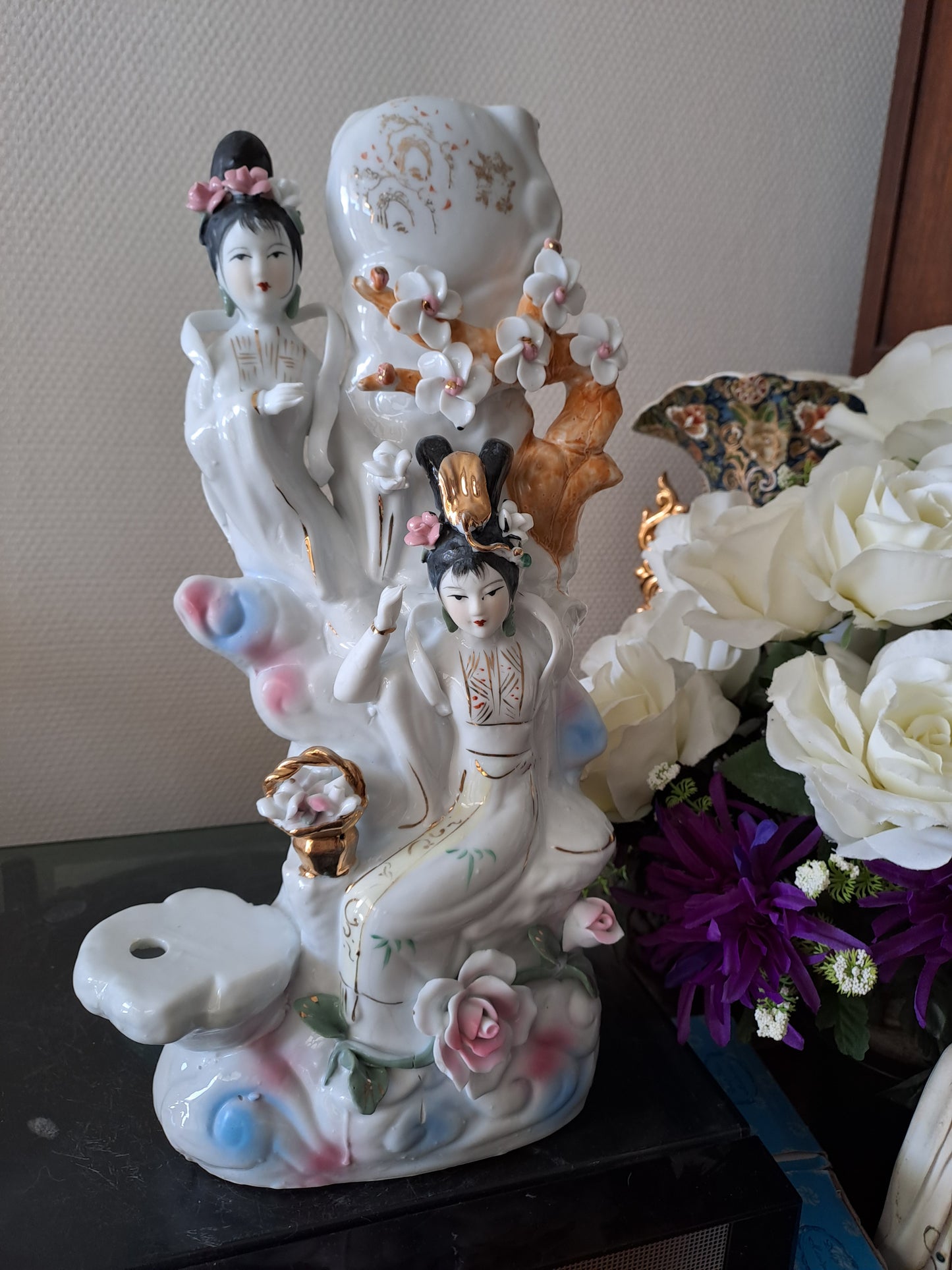 Statue geishas. Porcelaine et biscuits. Pied de lampe.