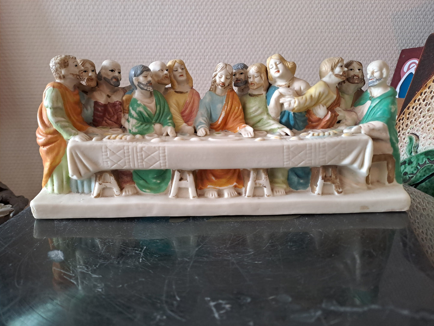 Statue Représentant La Sainte Cène En Céramique. 26.5 Cm X 11.5 Cm X 8.4 Cm.