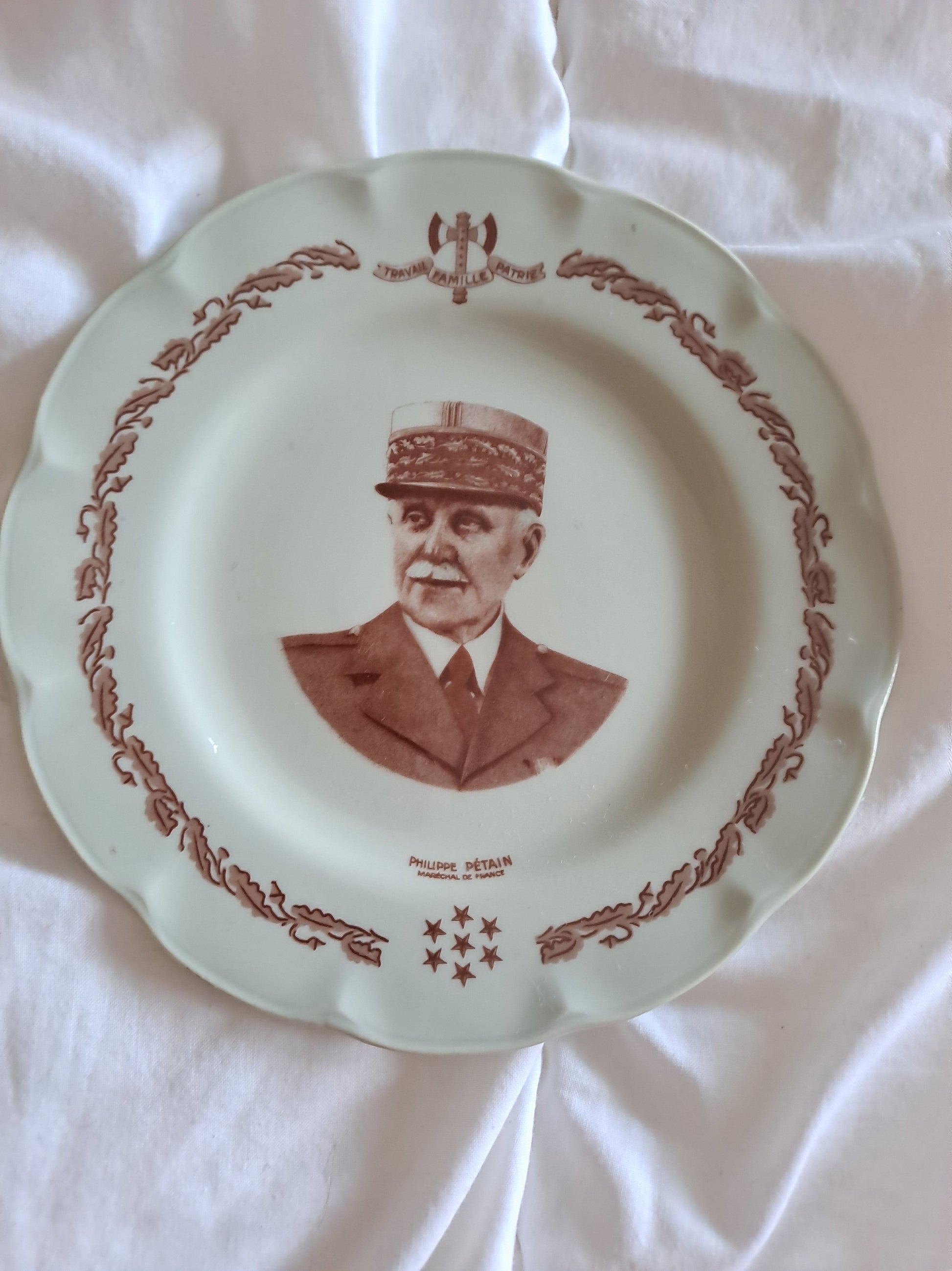 Assiette représentant Philippe Pétain en Porcelaine. Limoges France. 16 cm. 