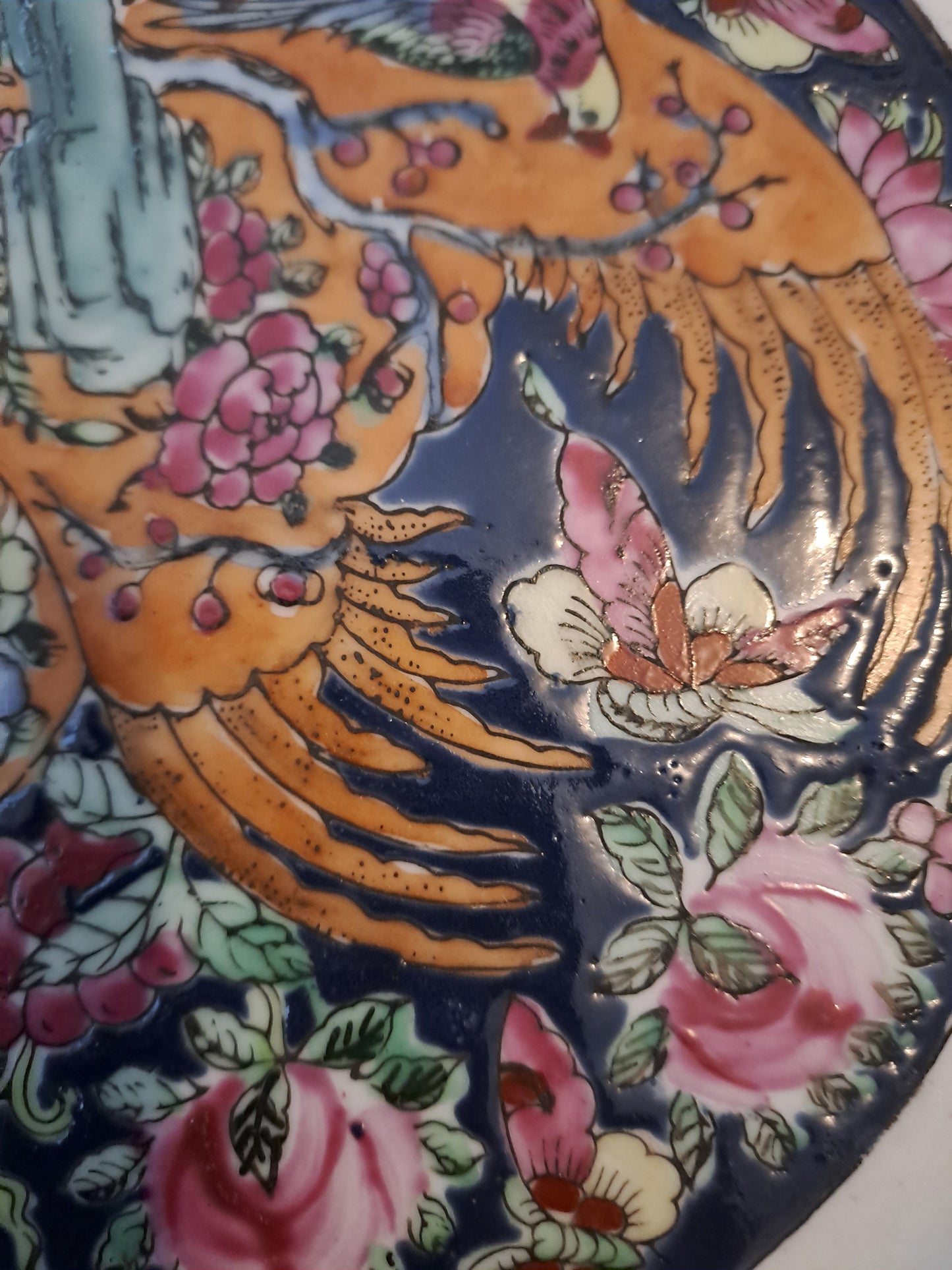 Assiette porcelaine Macau(?). Signature à identifier.