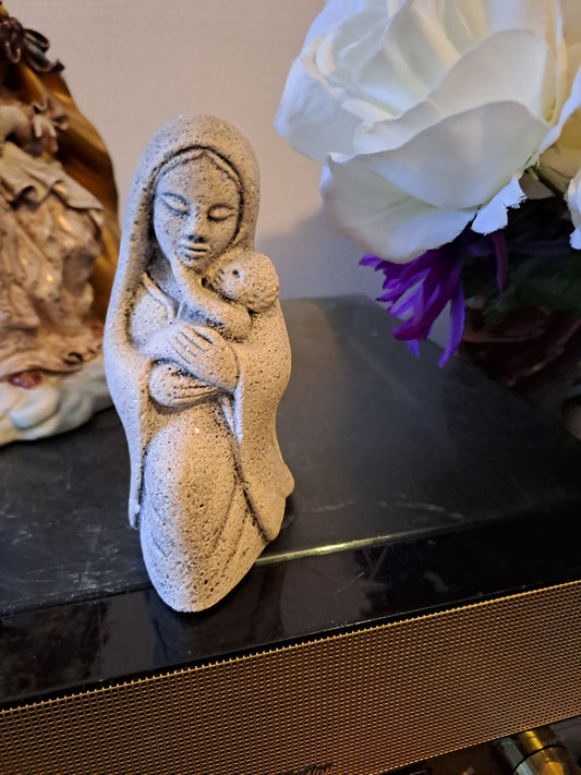 Statue represantant Sainte-vierge Marie en prieres tenant l'enfant Jesus dans les bras. Signé. Ancien Ancien decoration vintage catholique.