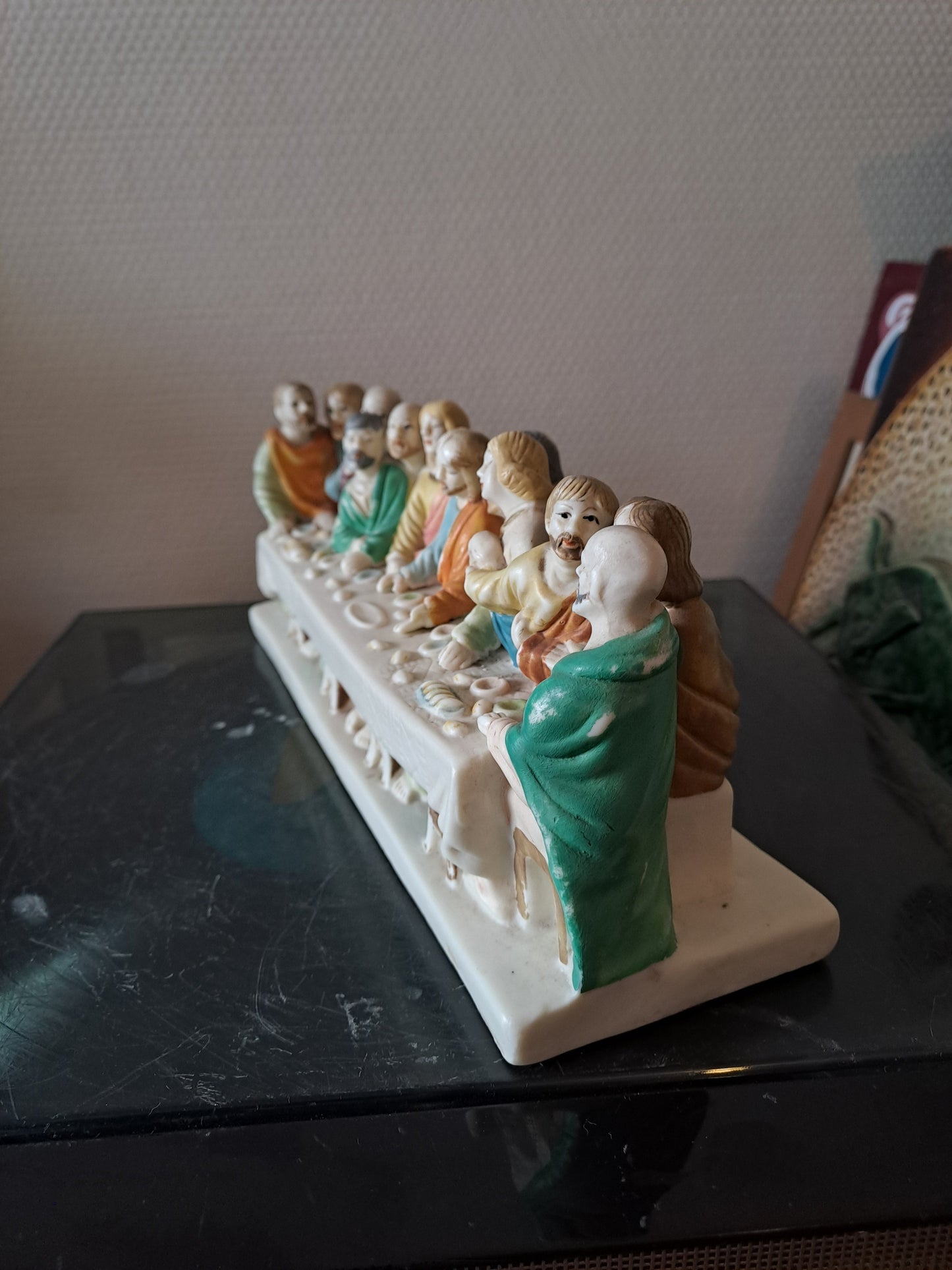 Statue Représentant La Sainte Cène En Céramique. 26.5 Cm X 11.5 Cm X 8.4 Cm.