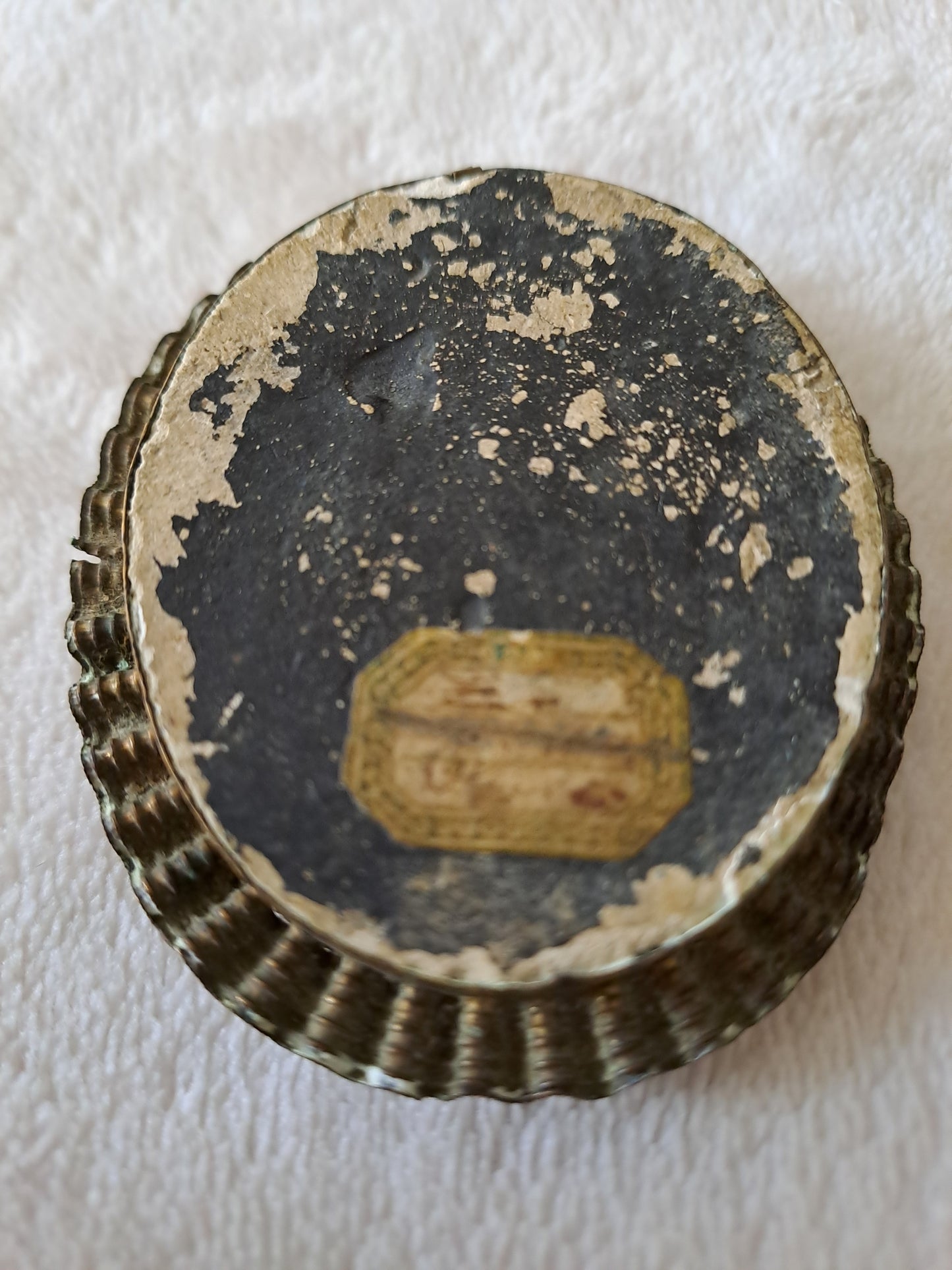 Médaillon. Sainte-Vierge Marie accompagnée de Jesus et de Saint Jean-Baptiste. En ecume de mer.